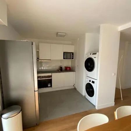 4 Bedroom - Near Docks And Metro *