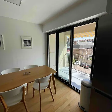 4 Bedroom - Near Docks And Metro Apartman
