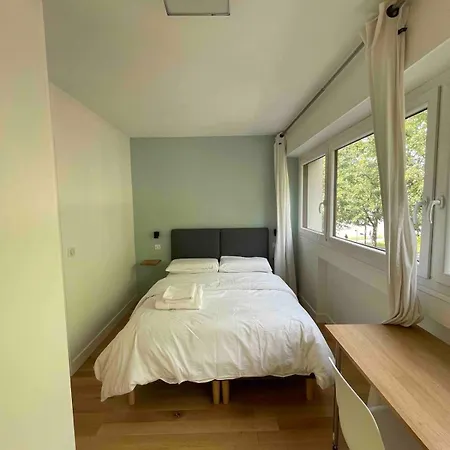 4 Bedroom - Near Docks And Metro *