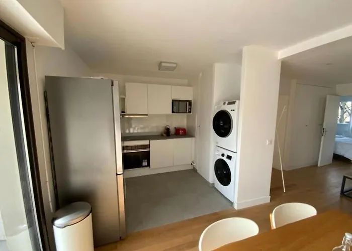 4 Bedroom - Near Docks&metro *