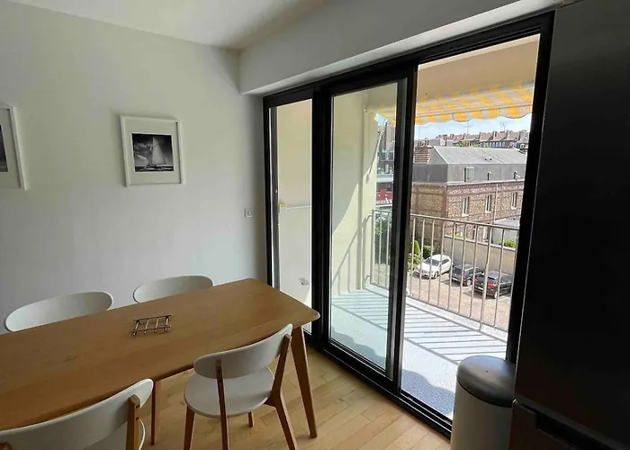 4 Bedroom - Near Docks&metro Apartment