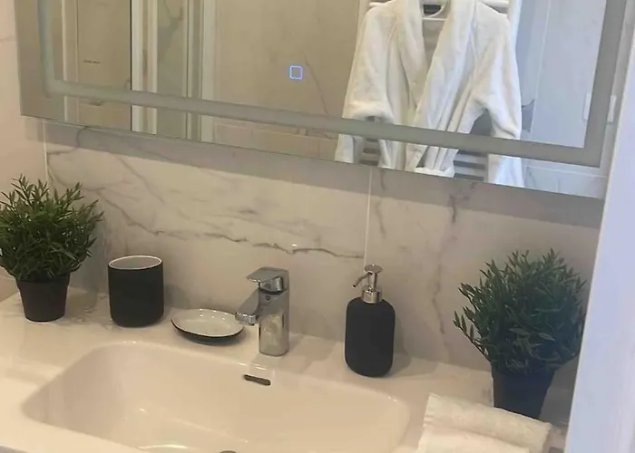 4 Bedroom - Near Docks&metro Apartment Rouen